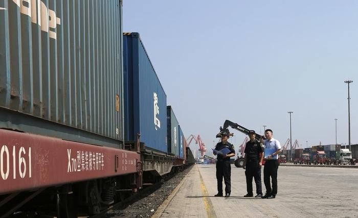 陜西貨物進出口新篇章 陸海聯動、海鐵直運首班出口汽車專列抵青發運