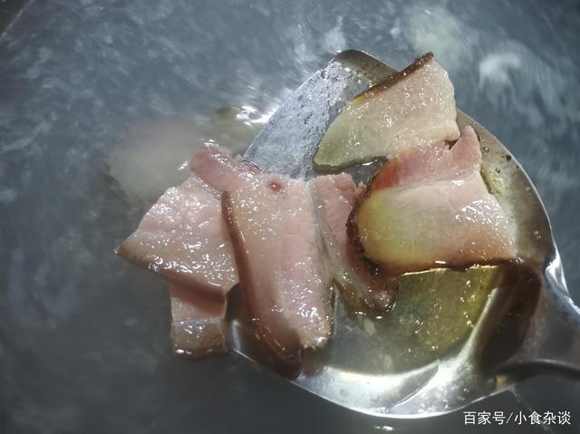 第六步,加入食用鹽和切碎的干辣椒調(diào)味,繼續(xù)